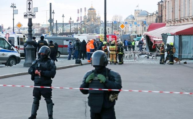 На фото: последствия взрыва в кафе "Стрит-бар" на Университетской набережной. По данным экстренных служб, в результате взрыва погиб военный корреспондент Владлен Татарский