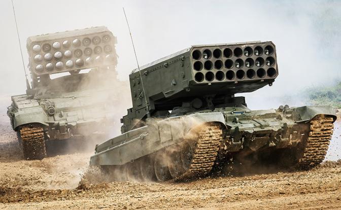 На фото: тяжелая огнеметная система залпового огня ТОС-1А "Солнцепек"