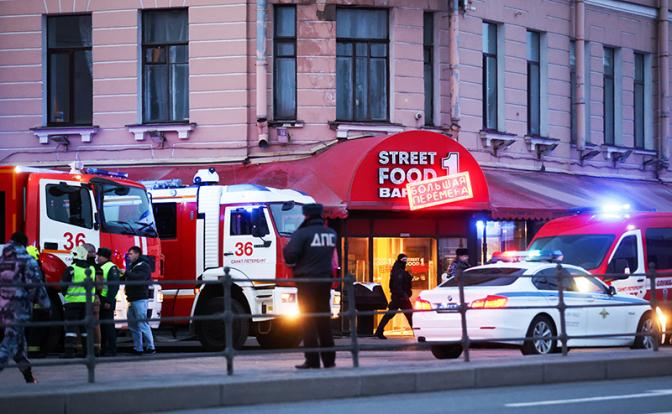 На фото: автомобили экстренных служб у кафе "Стрит-бар", где произошел взрыв, на Университетской набережной.