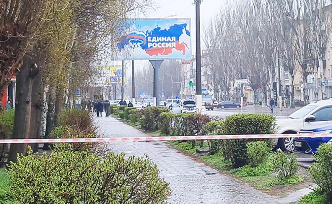 На фото: оцепление на месте подрыва автомобиля главы Акимовского сельского поселения Запорожской области Максима Зубарева.