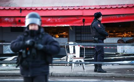 На фото: последствия взрыва в кафе в Санкт-Петербурге