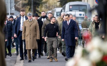 На фото: президент Украины Владимир Зеленский во время визита с делегацией в Польшу