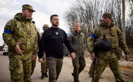 На фото (в центре): президент Украины Владимир Зеленский