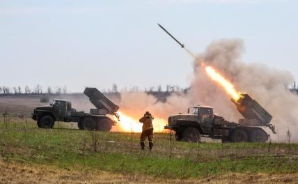 На фото: боевая работа расчетов реактивных систем залпового огня "Град" Центрального военного округа (ЦВО) в зоне проведения специальной военной операции.