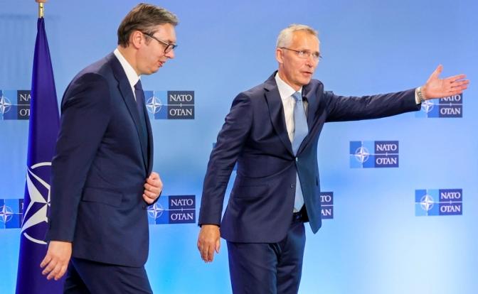 На фото: генеральный секретарь НАТО Йенс Столтенберг (справа) беседует с президентом Сербии Александром Вучичем