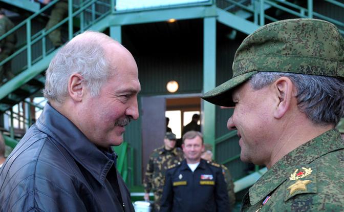На фото: президент Белоруссии Александр Лукашенко и глава Минобороны РФ Сергей Шойгу