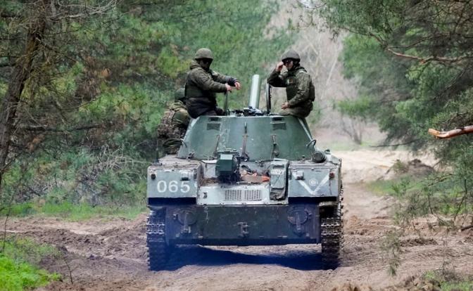 На фото: военнослужащие во время боевой работы расчета самоходной артиллерийской установки 2С9 "Нона-С"