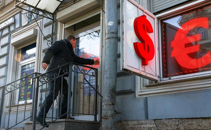 ЦБ сообщил о росте курса рубля к доллару, но падении к евро