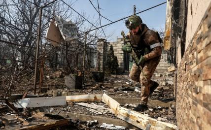 На фото: офицер полка полиции специального назначения