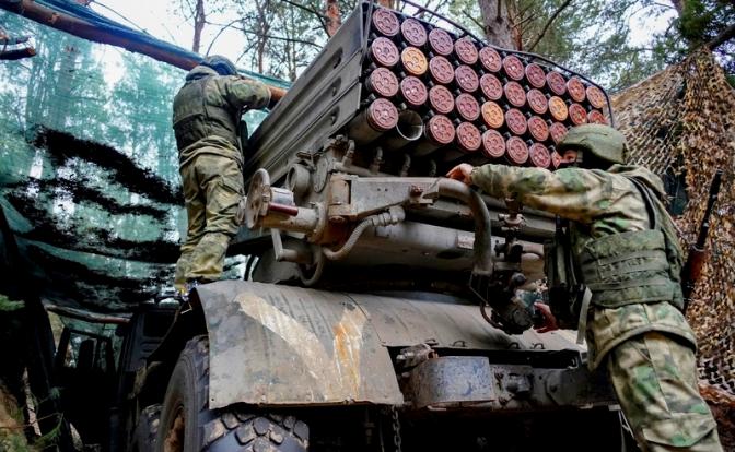 На фото: военнослужащие ВС РФ у расчета реактивной системы залпового огня "Град" на базе автомобиля КамАЗ в зоне проведения специальной военной операции.