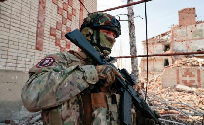 На фото: боец ЧВК "Вагнер" в Артемовске/Бахмуте