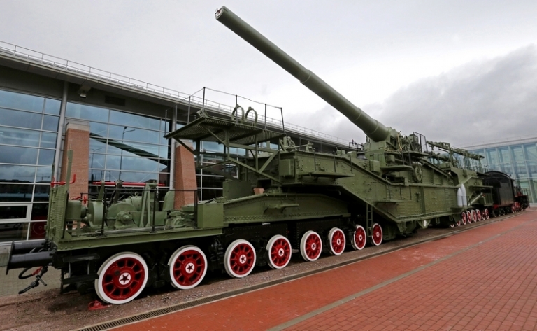 На фото: артиллерийская установка ТМ-3-12 с орудиями от затонувшего линкора "Императрица Мария Федоровна" на территории Музея железных дорог России у Балтийского вокзала, Санкт-Петербург 