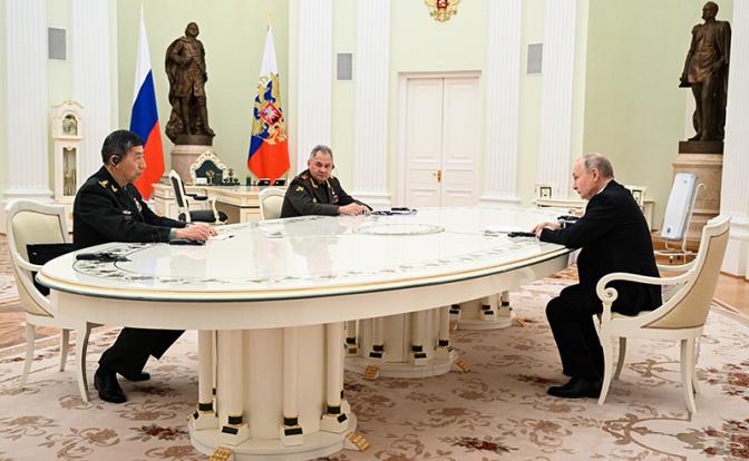 На фото: президент РФ Владимир Путин (справа), министр обороны РФ Сергей Шойгу (в центре) и министр обороны Китая Ли Шанфу (слева) во время встречи в Кремле