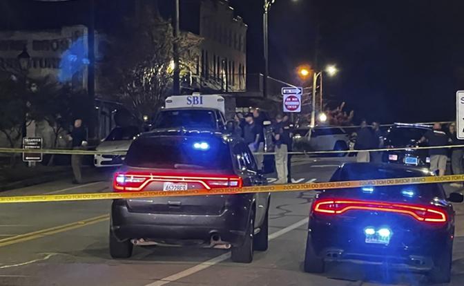 На фото: на месте стрельбы в Дадевилле, штат Алабама