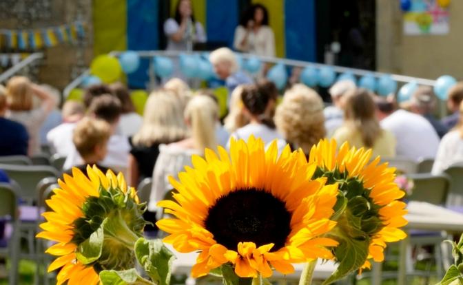 На фото: подсолнухи во время празднования Дня независимости Украины в Чичестере, южная Англия, суббота, 27 августа 2022 года. Чичестер был назван самым щедрым районом страны для размещения украинских беженцев