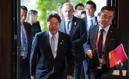 На фото: Хаяси Ёсимаса (справа), министр иностранных дел Японии на встрече министров иностранных дел G7