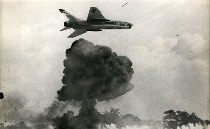 На фото: взрыв бомбы и реактивный самолет истребителей морской пехоты во время войны во Вьетнаме