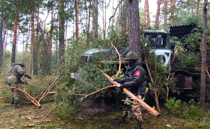 На фото: военнослужащие Центрального военного округа (ЦВО) ВС РФ у боевой машины реактивной системы залпового огня "Град" в зоне проведения специальной военной операции
