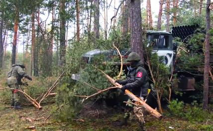 На фото: военнослужащие Центрального военного округа (ЦВО) ВС РФ у боевой машины реактивной системы залпового огня "Град" в зоне проведения специальной военной операции