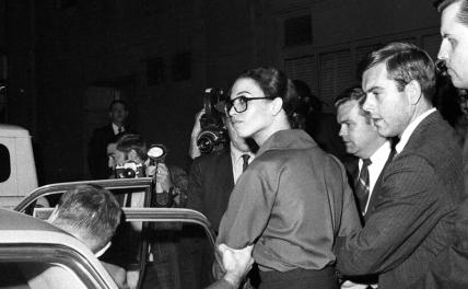На фото: «Охотой на ведьм» в США увлекаются издавна. 13 октября 1970 г. Анджела Дэвис была арестована сотрудниками ФБР в автосалоне Howard Johnson Motor Lodge в центре Манхэттена, США.