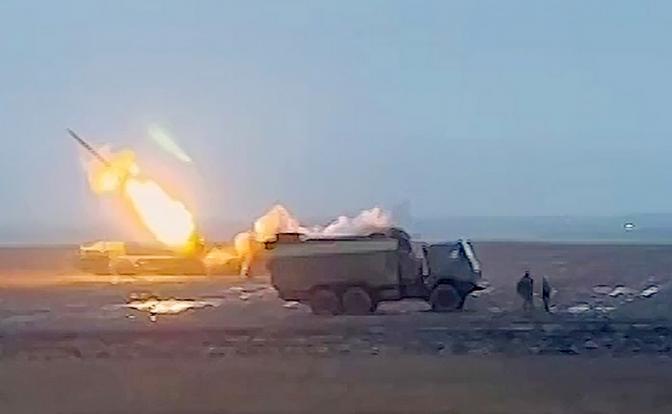 На фото: боевая работа расчетов реактивных систем залпового огня (РСЗО) "Торнадо-С" Западного военного округа в ходе проведения специальной военной операции.