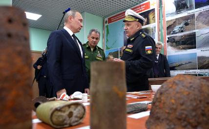 На фото: президент России Владимир Путин, министр обороны Сергей Шойгу и командующий Тихоокеанским флотом адмирал Сергей Авакянц (слева направо)
