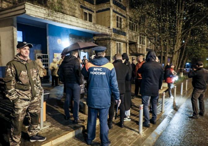 На фото: ситуация на месте взрыва на перекрестке улиц Ватутина и Губкина. В результате взрыва образовалась воронка радиусом 20 м, повреждены здания, автомобили и линии электропередач. Есть пострадавшие