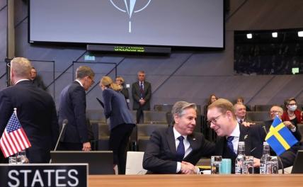 На фото: госсекретарь США Энтони Блинкен и министр иностранных дел Швеции Тобиас Билльстрем (слева направо)