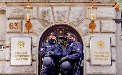 На фото: сотрудники полиции перед зданием посольства России в Берлине, Германия