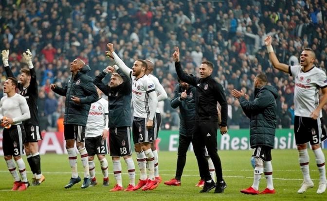 На фото: игроки «Бешикташа» Стамбул) празднуют победу после футбольного матча