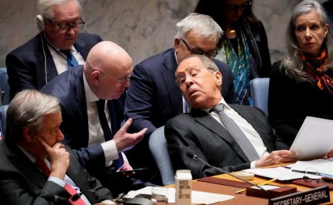 На фото: инистр иностранных дел России, действующий председатель Совета Безопасности Сергей Лавров (справа) и постоянный представитель России при ООН Василий Небензя (слева) обмениваются комментариями во время выступления посла США