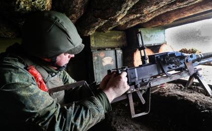 На фото: военнослужащий в наблюдательном пункте в окопе в Запорожской области