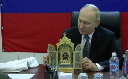 На фото: президент РФ Владимир Путин (слева) во время посещения штаба группировки войск "Днепр" на херсонском направлении.
