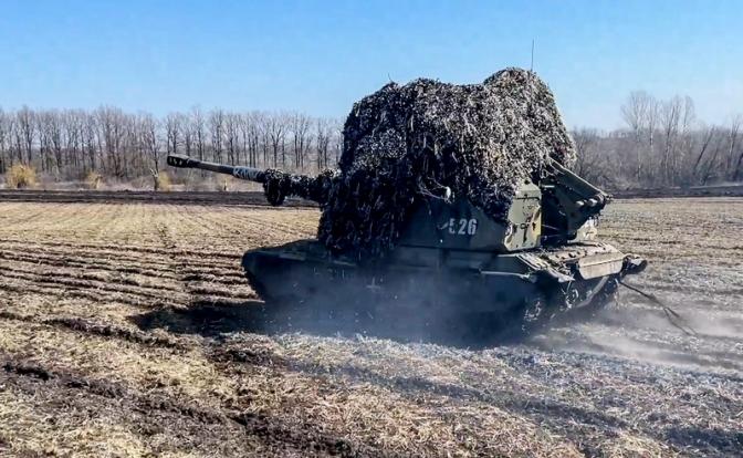 На фото: боевая работа расчетов САУ "Мста-С" военнослужащих Западного военного округа (ЗВО) в зоне проведения специальной военной операции.