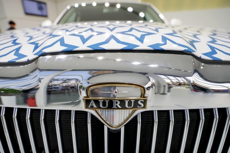 На фото: премиальный автомобиль Aurus Hydrogen на водородном топливе.