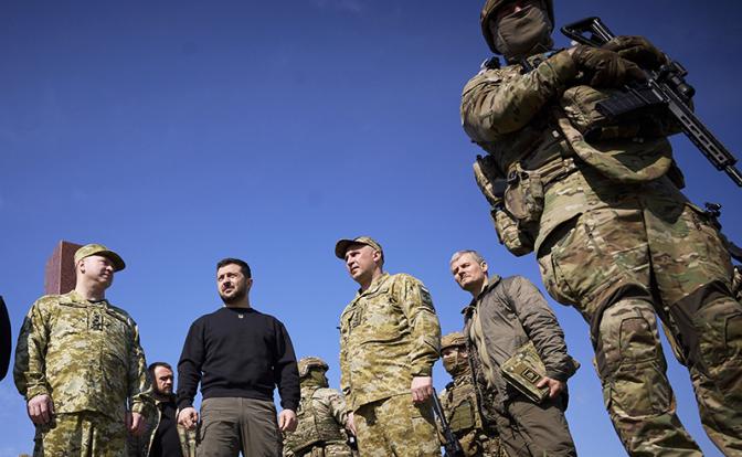 На фото: президент Украины Владимир Зеленский (второй справа)