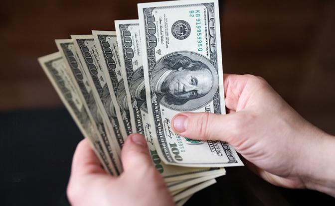 Доллар вернулся на российский рынок. Чтобы уйти совсем