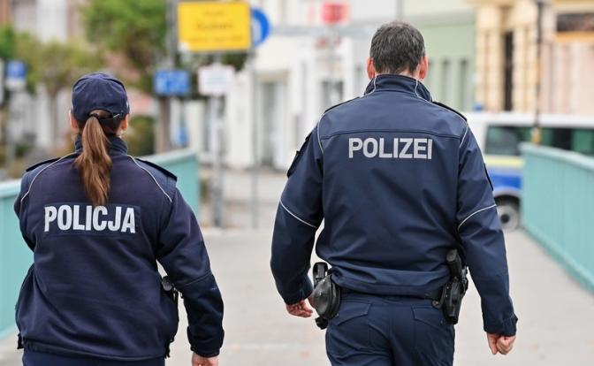 Польская полиция ворвалась в здание школы при российском посольстве в Варшаве