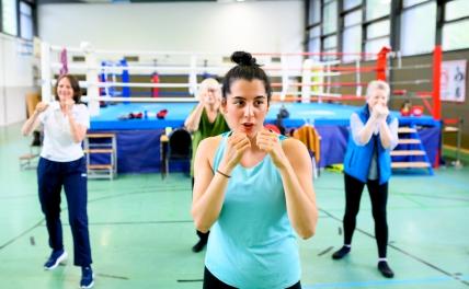 На фото: тренировки по боксу для людей с болезнью Паркинсона