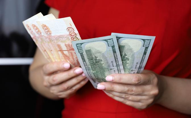 Прогноз курса доллара: эксперт сказал, когда рубль пробьет новые пороги