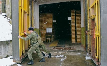 На фото: военнослужащие, в хранилище оружия и боеприпасов бывшей 14-й армии РФ недалеко от станции Колбасное, открывают хранилище с боеприпасами к стрелковому оружию калибра 5.45мм, Тираспольская область, Молдавия.