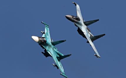 На фото: российские многоцелевые истребители Су-34 и Су-35С (слева направо)