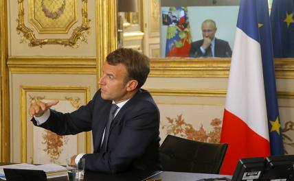 На фото: президент Франции Эмманюэль Макрон во время переговоров в режиме видеоконференции с президентом России Владимиром Путиным