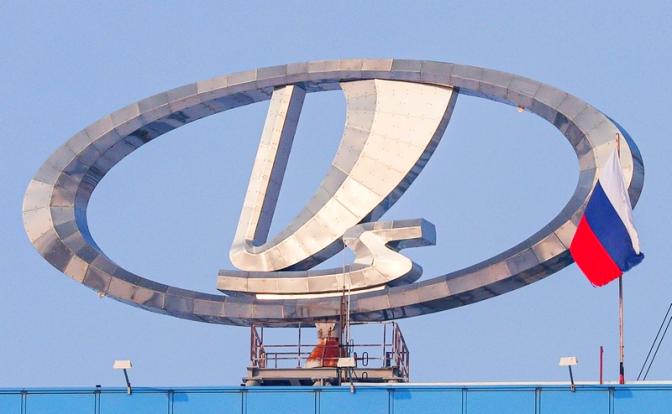 На фото: скульптура в форме логотипа у музея АО "Автоваз" в Тольятти