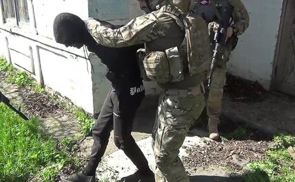 На фото: задержание диверсанта у частного дома в Кирилловке.