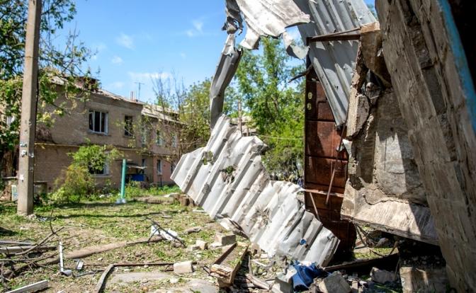 На фото: вид на здание в Луганске, ЛНР, Россия, поврежденное в результате обстрела со стороны ВСУ.