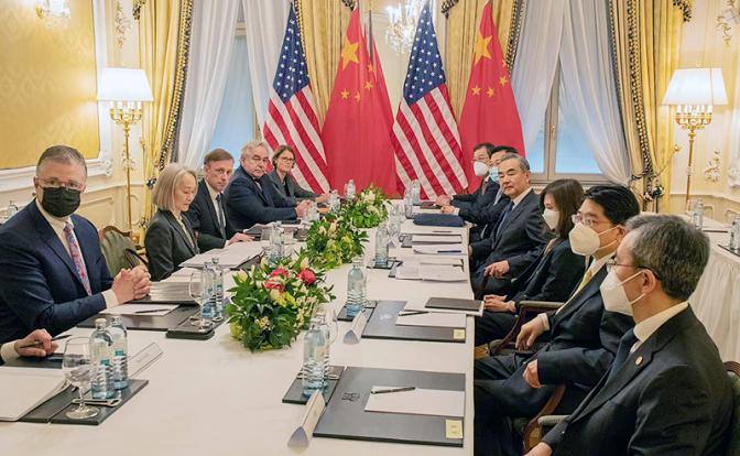 На фотО: Ван И, член Политбюро Центрального комитета Коммунистической партии Китая (КПК) и директор Управления Комиссии по иностранным делам Центрального комитета КПК на встрече с советником США по национальной безопасности Джейком Салливаном в Вене