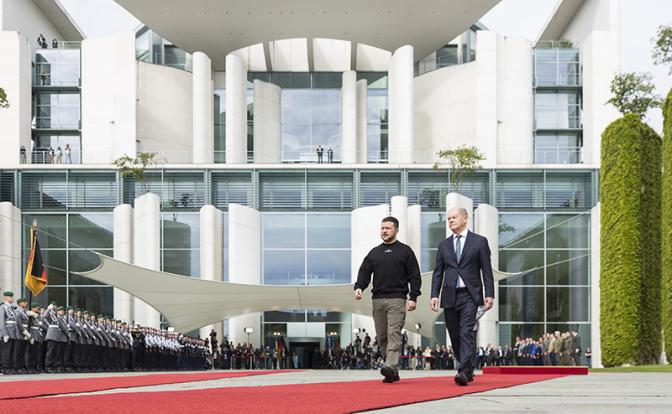 На фото: президент Украины Владимир Зеленский и канцлер Германии Шольц во время пресс-конференции в Берлине, Германия, 14 мая 2023