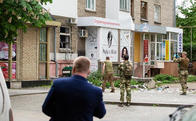 На фото: Луганск. Парикмахерская, в которой произошел взрыв. По информации очевидцев, в помещении парикмахерской взорвалась граната. В результате происшествия пострадали по меньшей мере 4 человека.