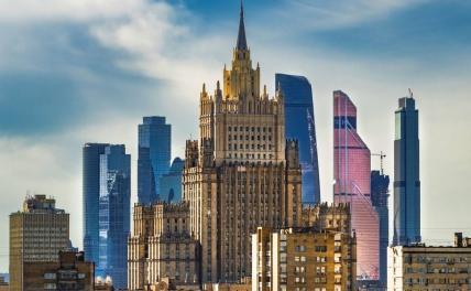На фото: здание Министерства иностранных дел России и Московский международный деловой центр 'Москва-Сити' (на заднем плане).